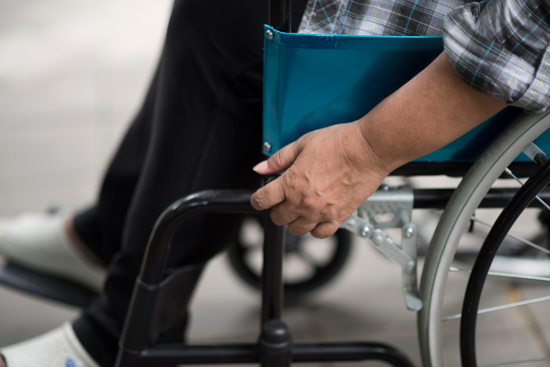 Las Comunidades de Propietarios y el sector público incumplen las medidas obligatorias para la accesibilidad universal de los discapacitados