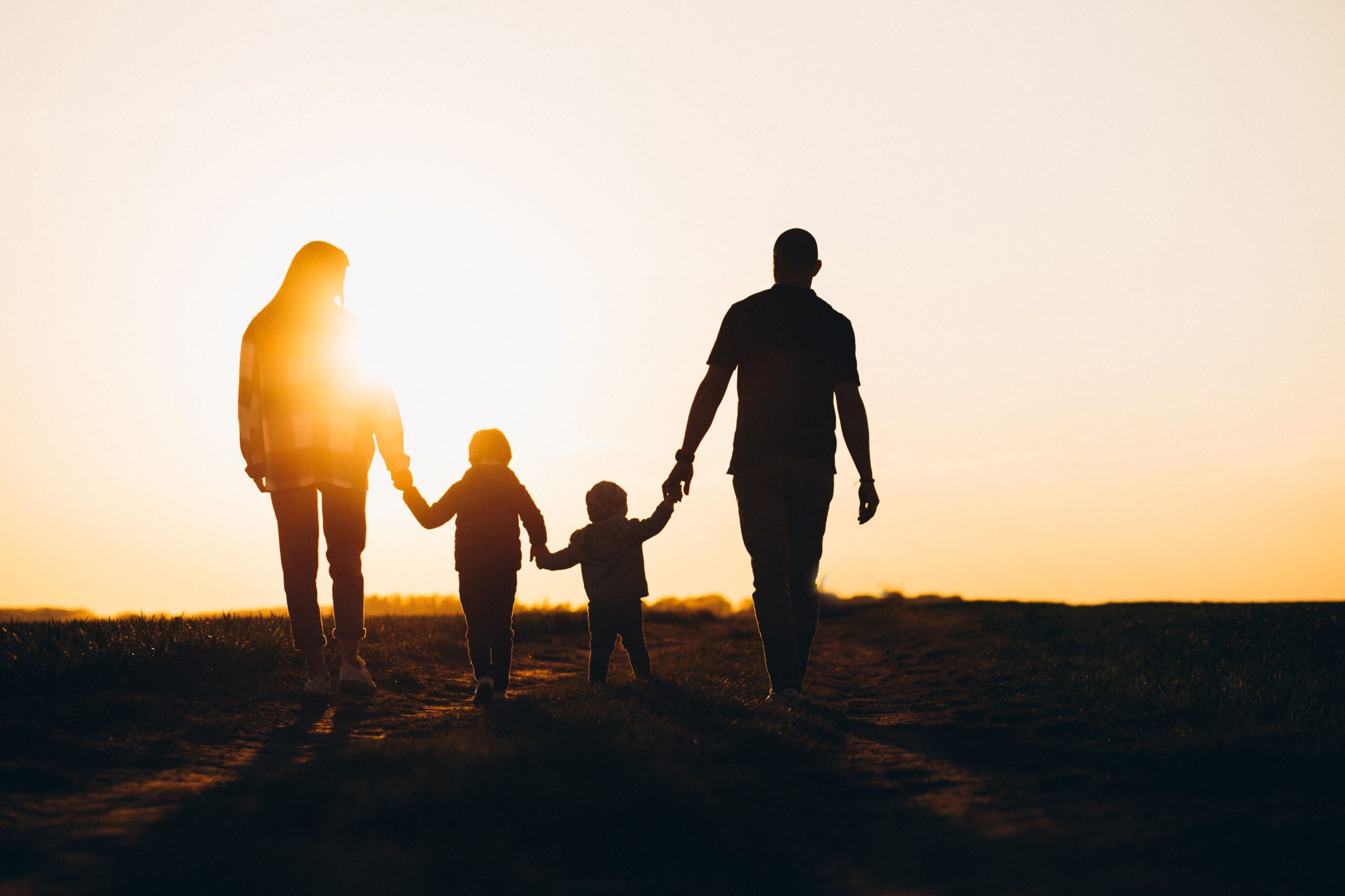 familia silueta puesta sol Rojano Vera Abogados scaled