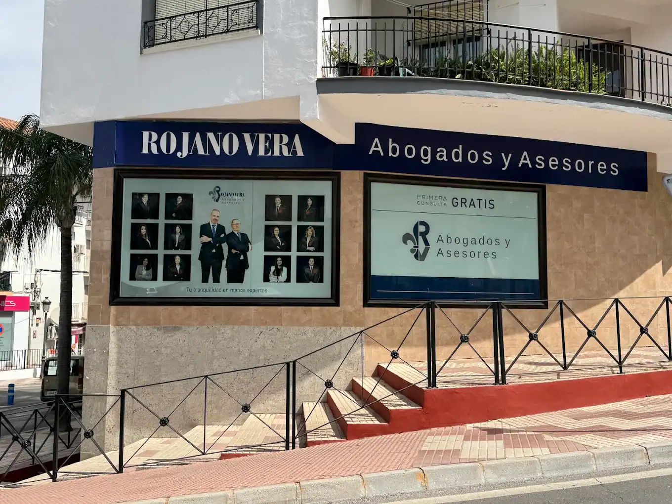 Fachada de Rojano Vera Abogados en C. Gerald Brenan 43, Alhaurín el Grande